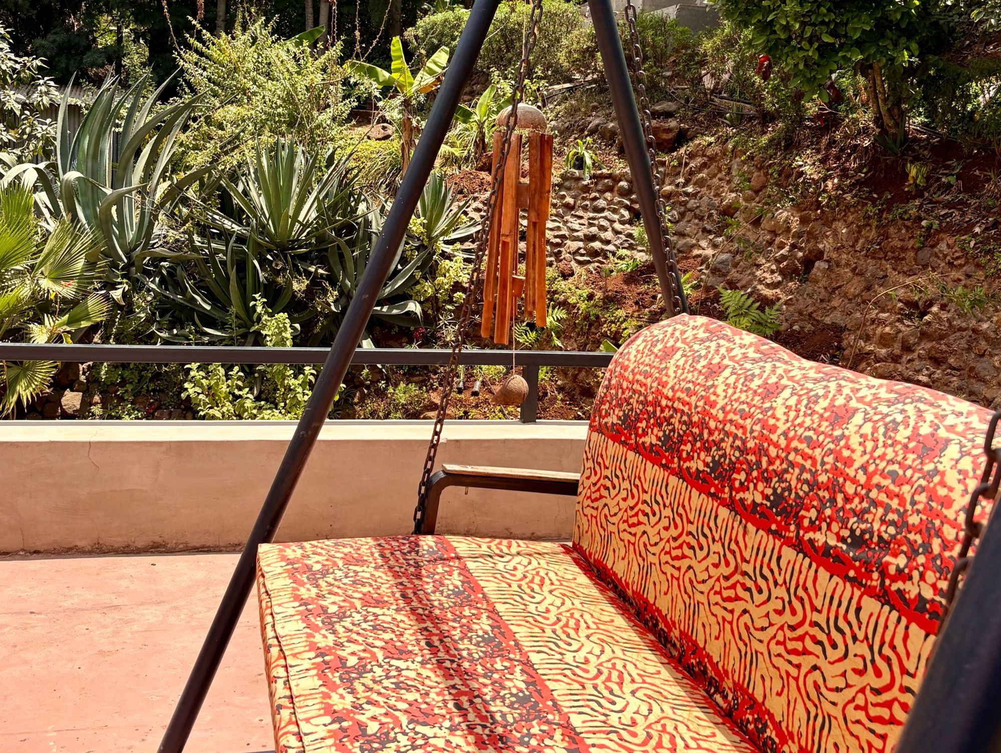 Schaukelbank auf der Terrasse